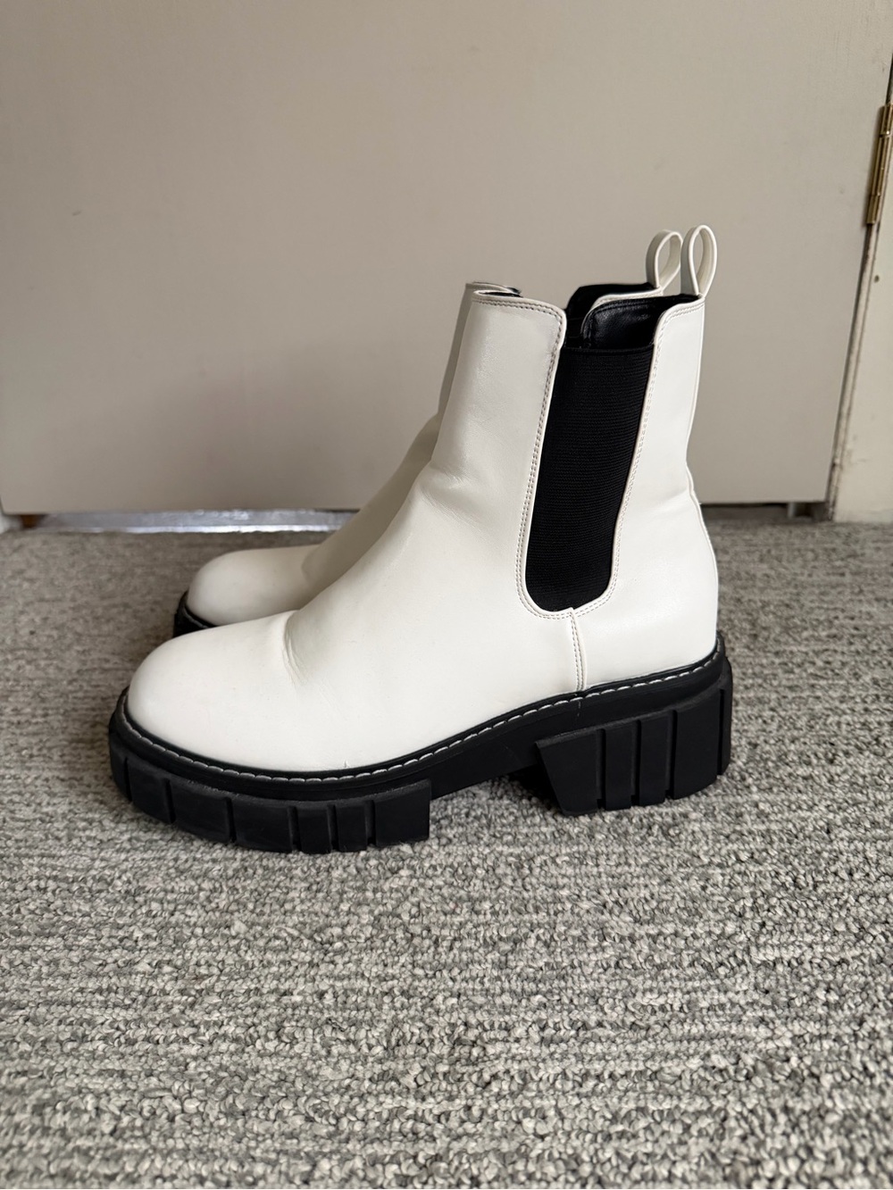 White Chelsea Lug Sole Boots - Women's Fashion Ankle Boot
